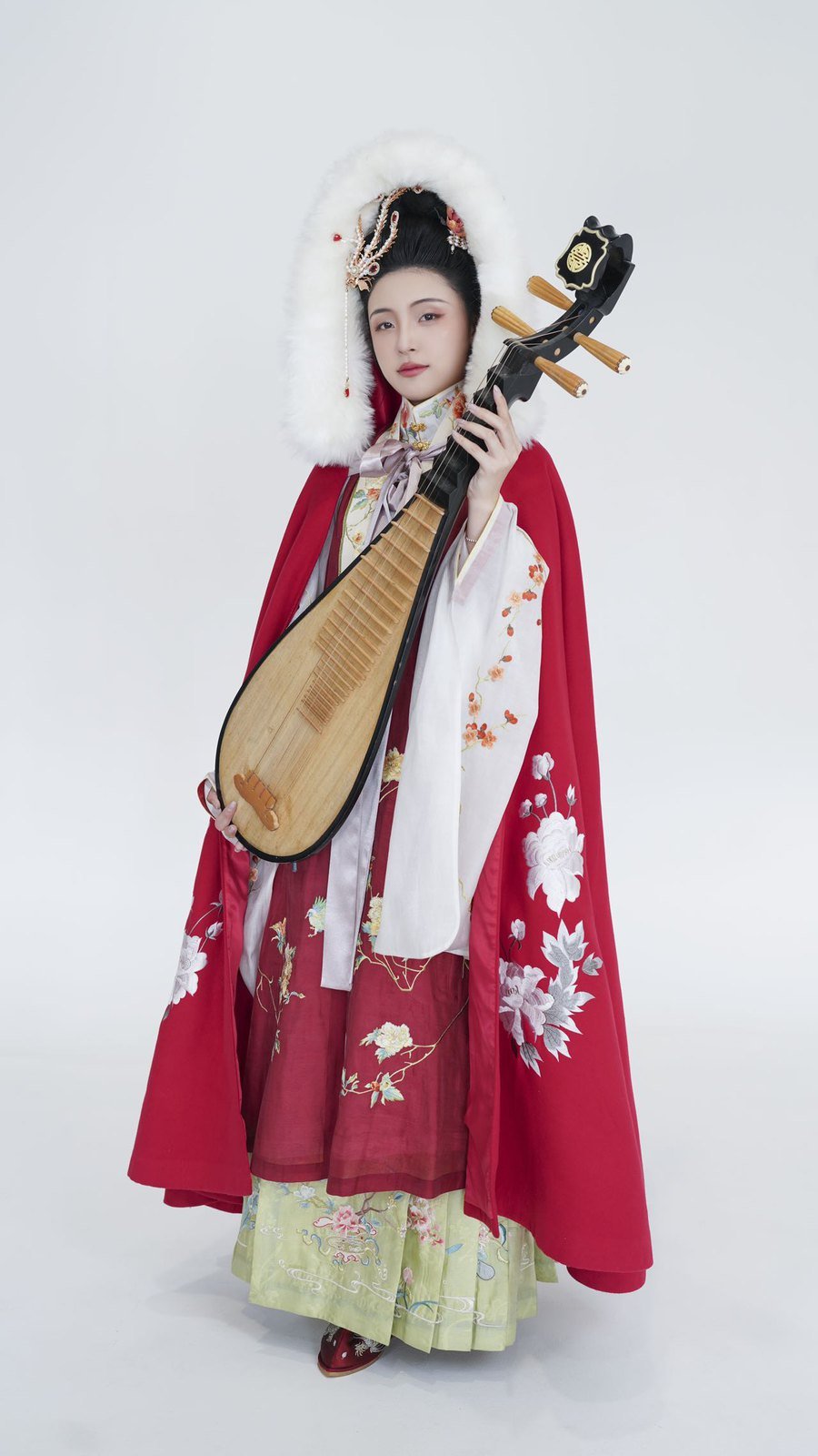 Hanfu studio photography with pipa