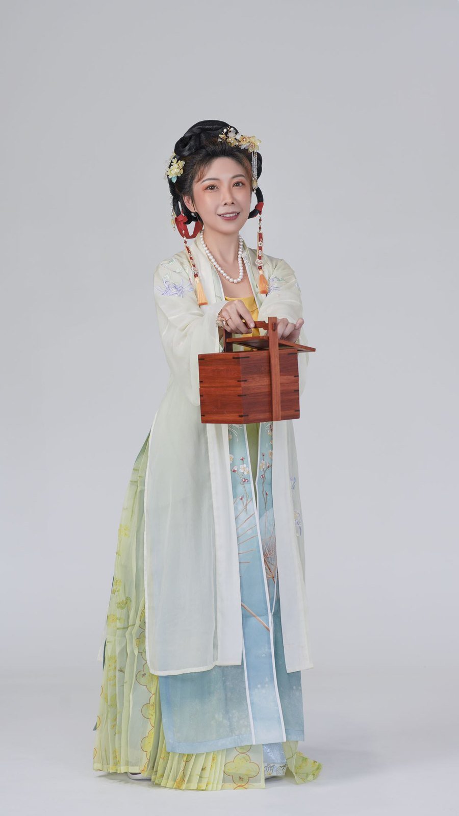 Hanfu portrait with wooden box