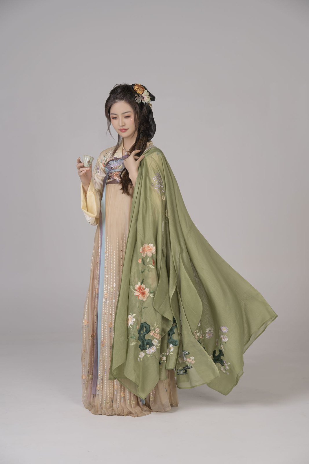 Green flowing Hanfu portrait
